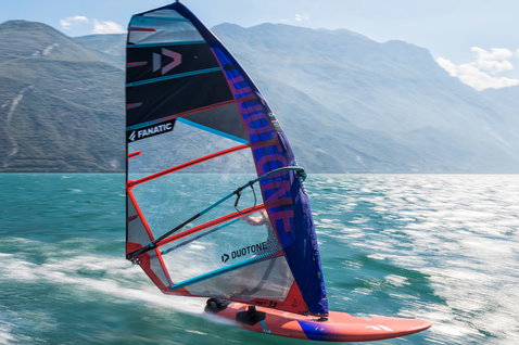 Duotone_Windsurfing_Warp_Fin_Action-Shots_3