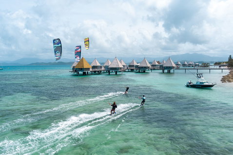 Duotone Evo SLS LEI Kite beim Kitesurfen in einer tropischen Lagune in Neukaledonien