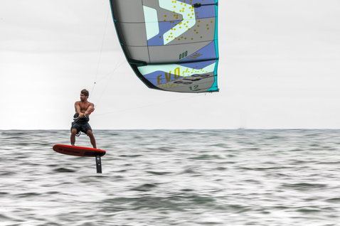 Duotone Evo SLS LEI Kite 12m beim Foilen auf dem offenen Ozean