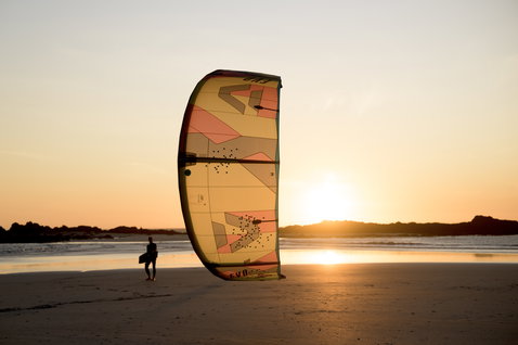 Duotone Evo SLS LEI Kite beim Kitesurfen am Strand