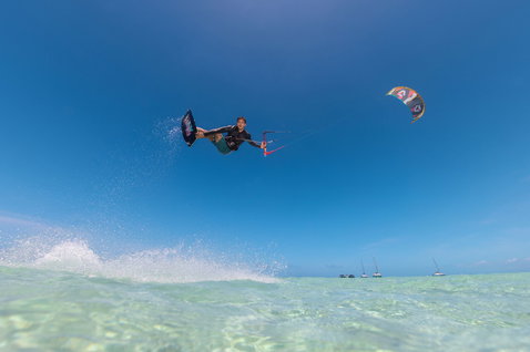 Duotone Evo D/LAB LEI kite during kitesurfing in a tropical ocean lagoon