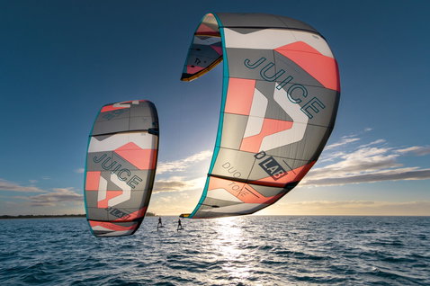 Duotone Juice D/LAB LEI kite durante il foiling sull'oceano in acque costiere tropicali