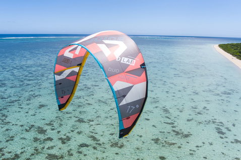 Duotone Juice D/LAB LEI kite 17m in grigio ardesia, rosso corallo, ciano e giallo