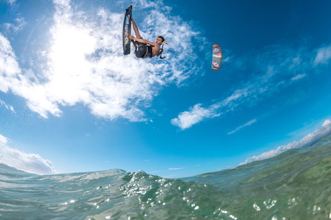 Duotone Juice D/LAB LEI kite durante il kitesurf sull'oceano in Nuova Caledonia