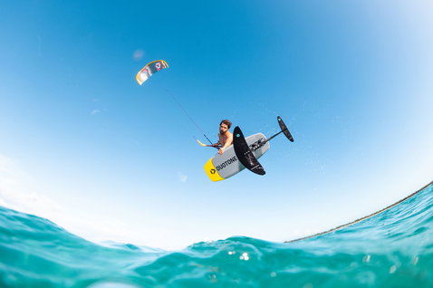 Duotone Juice D/LAB LEI kite durante il wing foiling nella laguna tropicale della Nuova Caledonia
