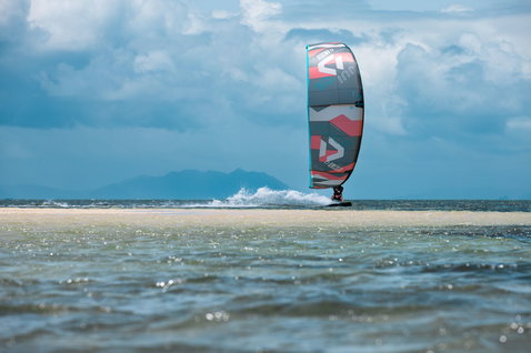 Duotone Juice D/LAB LEI kite durante il foiling in una laguna tropicale in Nuova Caledonia
