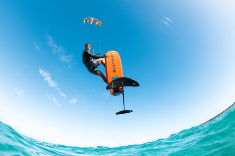 Duotone Juice D/LAB LEI kite durante il foiling nell'oceano tropicale