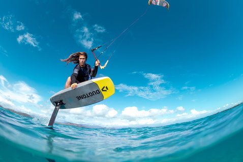 Duotone Juice D/LAB LEI kite durante il foil in una laguna tropicale