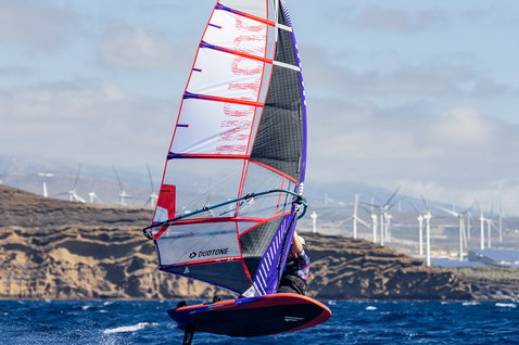 Duotone Warp Foil Foilsegel beim Foilen auf dem Ozean mit Küstenklippen und Windrädern