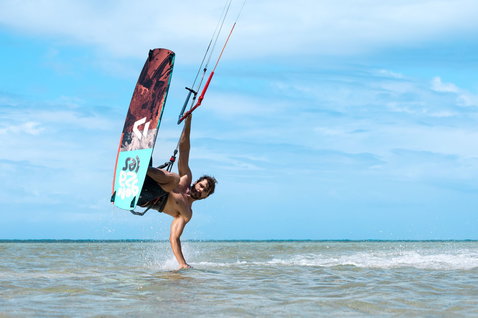 Duotone Gonzales 2023 Twin-Tip Kiteboard beim Kitesurfen in einer tropischen Lagune