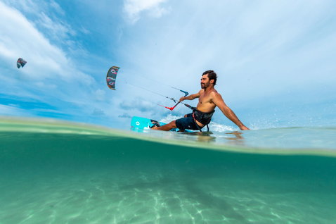 Duotone Gonzales Twin-Tip Kiteboard beim Kitesurfen in einer tropischen Ozeanlagune