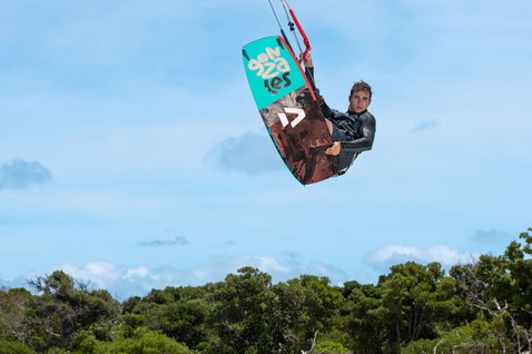 Duotone Gonzales Twin-Tip-Kiteboard beim Kitesurfen an einer tropischen Küstenlagune