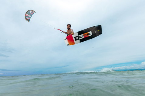 Duotone Spike twin-tip kiteboard during kitesurfing on the ocean