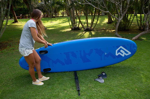 Système de dérive Duotone Add-On Drift Stopper en bleu royal lors du gréement SUP dans un jardin tropical