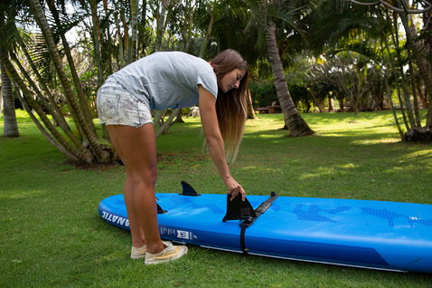 Duotone Add-On Drift Stopper accessoire de aileron SUP lors de la préparation du matériel dans un jardin tropical