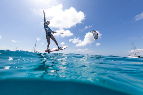 Duotone Foil Set Complete AL Surf tavola foil durante il foiling nell'oceano tropicale in acque aperte