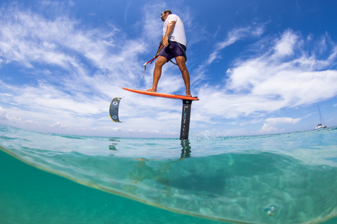 Duotone Foil Set Complete AL Surf durante il foiling in oceano tropicale con acqua turchese