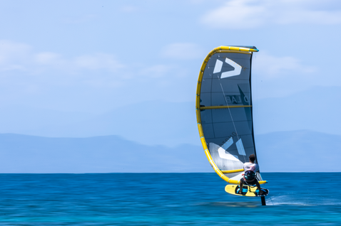 Duotone Kiteboarding Foil Set Complete AL Freeride durante il foiling sull'oceano aperto