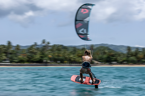 Duotone Foil Set Complete AL Freeride tavola foil con idrofoil durante il foiling in una laguna costiera tropicale