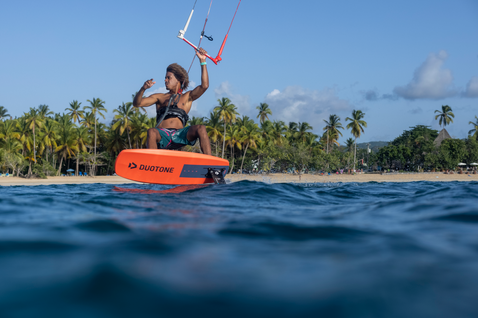 Duotone Foil Set Complete AL Freeride foil board durante il foiling in una spiaggia tropicale