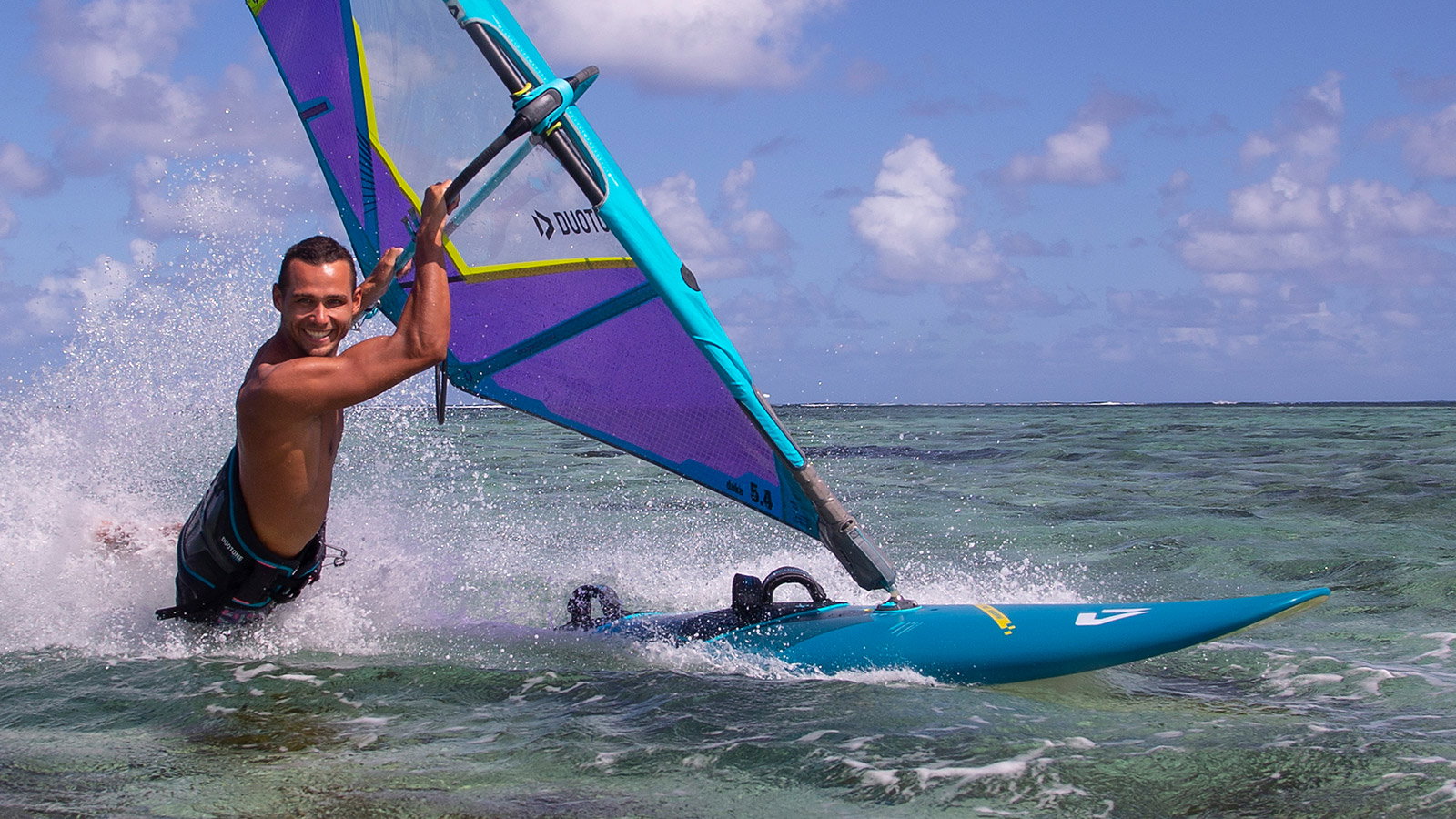FreeWave 2024 ᐅ Freemove - Jump N' Ride board | DUOTONE Windsurfing