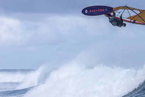 Duotone Grip 4 SLS planche de windsurf lors du surf de vagues en mer ouverte