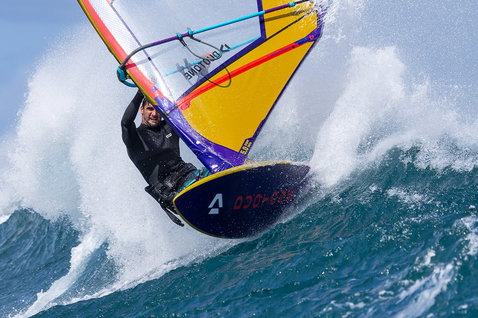Planche de windsurf Duotone Grip 4 SLS pendant le surf de vagues sur une vague océanique