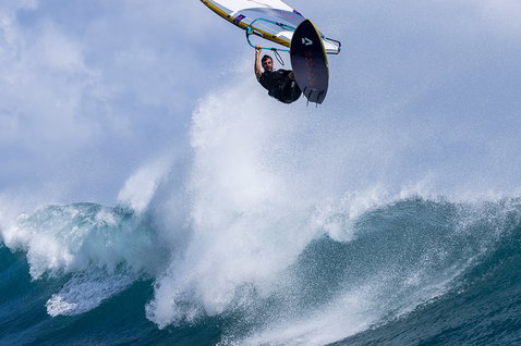 Duotone Grip 4 SLS planche de windsurf en surf de vagues sur une plage océanique