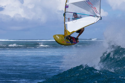 Duotone Grip 4 SLS planche de windsurf lors du surf de vagues dans l'océan