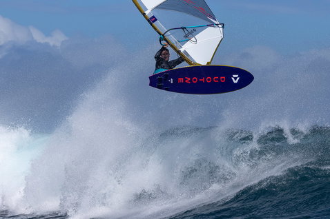 Planche de windsurf Duotone Grip 4 SLS lors de surf de vagues sur la plage océanique