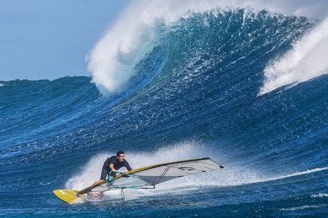 Planche de windsurf Duotone Grip 4 SLS lors de surf de vagues en océan ouvert avec de grandes vagues déferlantes