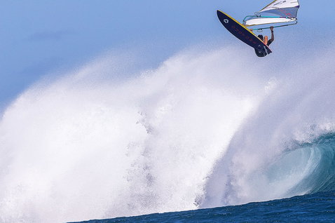 Planche de windsurf Duotone Grip 4 SLS lors de surf de vagues sur une plage océanique