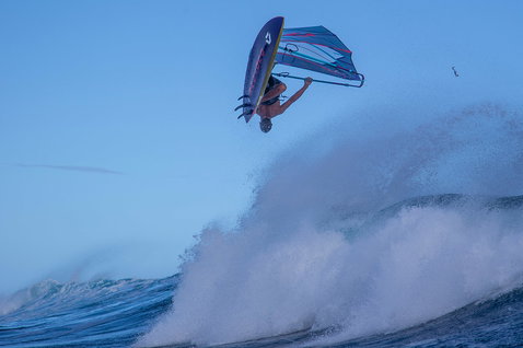 Planche de windsurf Duotone Grip 4 SLS lors du surf de vagues sur une plage océanique