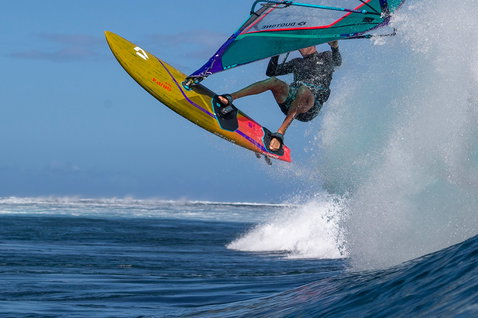 Duotone Grip 4 SLS planche de windsurf lors d'une session de surf de vagues en mer