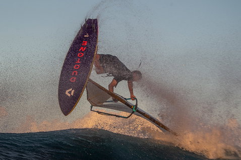 Duotone Grip 4 SLS 2024 planche de windsurf lors du surf de vagues sur une vague océanique