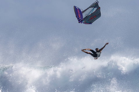 Duotone Grip 4 SLS planche de windsurf en surf de vagues sur l'océan