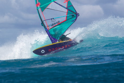 Planche de windsurf Duotone Grip 4 SLS lors de surf de vagues en océan avec des vagues déferlantes