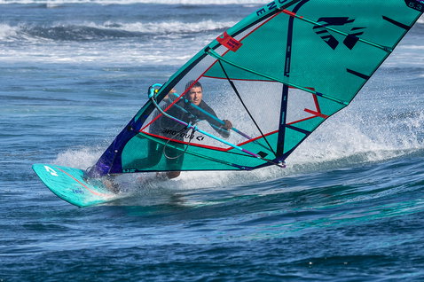 Planche de windsurf Duotone Grip 3 SLS lors du surf de vagues en océan ouvert