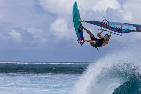 Duotone Grip 3 SLS planche de windsurf en train de rider des vagues sur la plage de l'océan