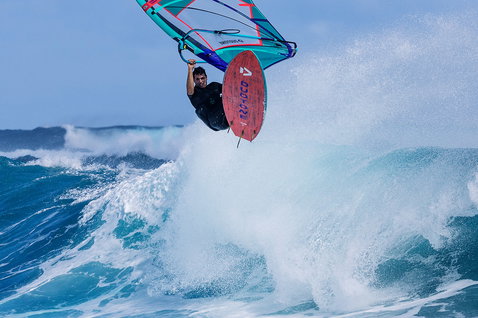 Duotone Grip 3 SLS planche de windsurf en train de rider des vagues sur la plage de l'océan