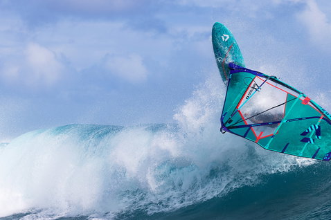 Duotone Grip 3 SLS planche de windsurf lors du surf de vagues sur la plage océanique
