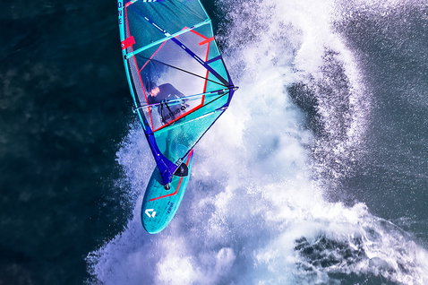 Duotone Grip 3 SLS planche de windsurf lors du surf de vagues en océan ouvert