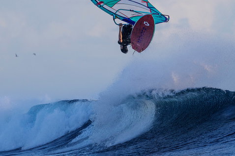 Duotone Grip 3 SLS planche de windsurf lors du surf de vagues à la plage en bleu marine foncé et teal
