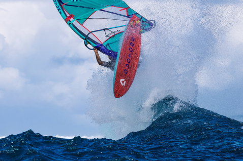 Duotone Grip 3 SLS planche de windsurf lors du surf de vagues en plein océan