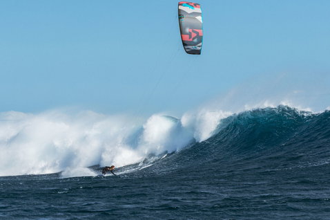Duotone Neo D/LAB kite LEI lors du surf de vagues en océan ouvert