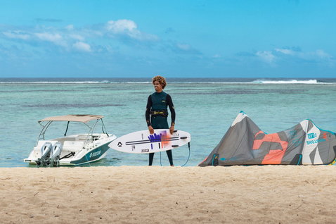 Duotone Neo D/LAB LEI kite lors du surf de vagues sur une plage tropicale océanique