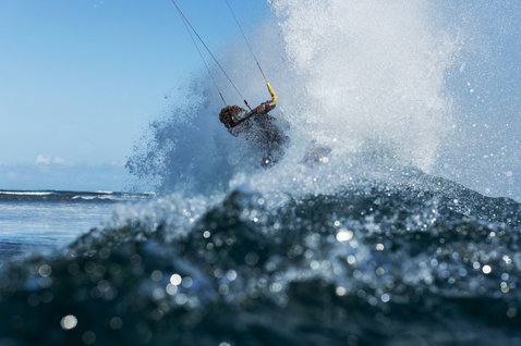 Duotone Neo D/LAB LEI kite lors du surf de vagues sur un spot de surf océanique