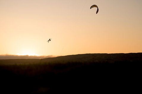 Aquilone LEI Duotone Rebel SLS durante il kitesurf in Namibia