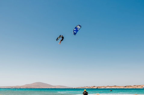 Duotone Rebel SLS LEI kite lors d'une session de kitesurf sur la plage de l'océan