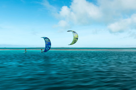 Duotone Rebel SLS LEI kite lors d'une session de kitesurf dans un lagon tropical